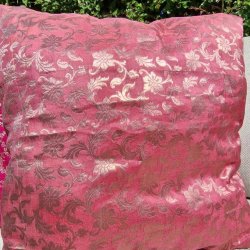 Mrk lyserd med guldmnster pudebetrk