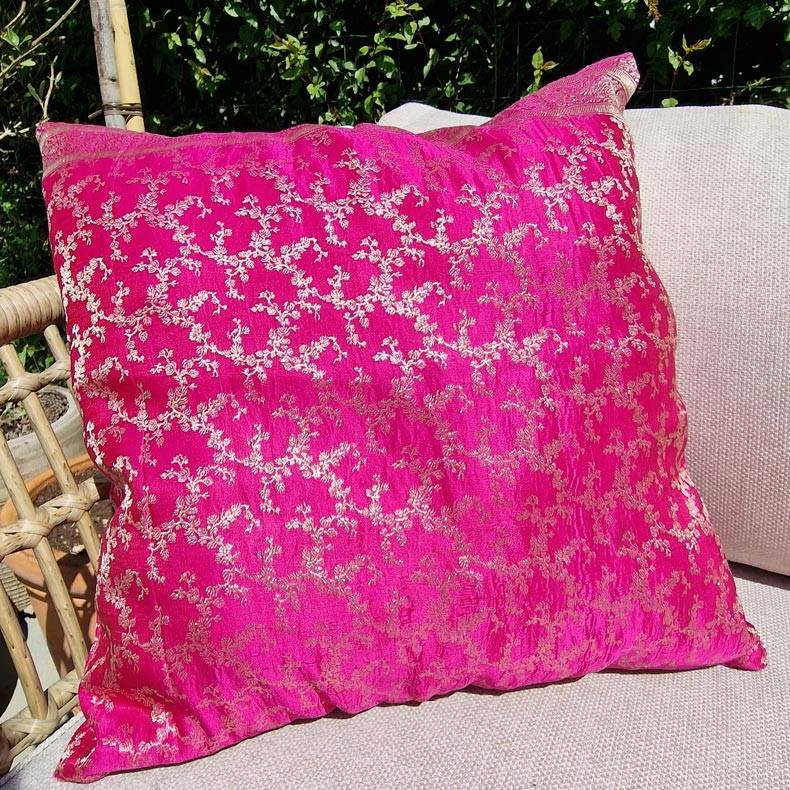 Knald pink pudebetrk med guldmnster