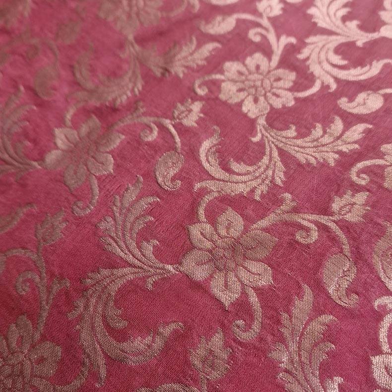 Mrk lyserd med guldmnster pudebetrk