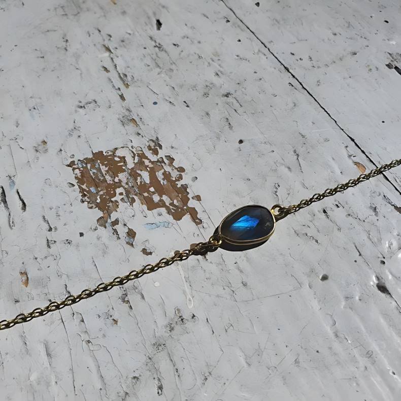 Bl Labadorit armbnd messing