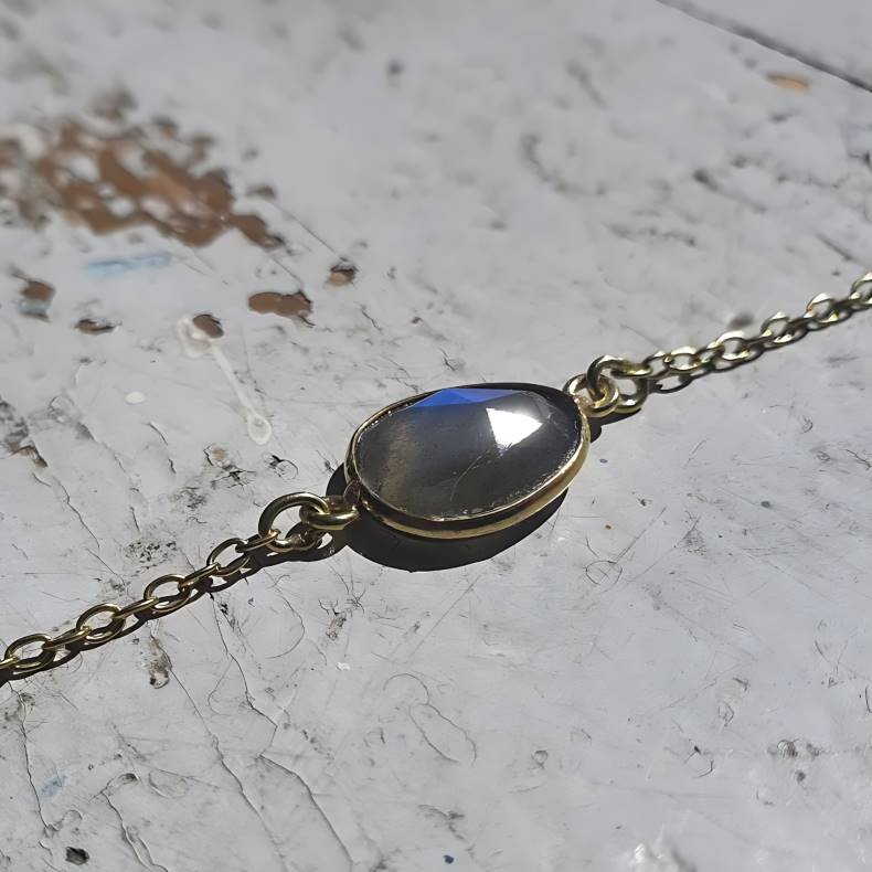 Gul labadorit armbnd messing