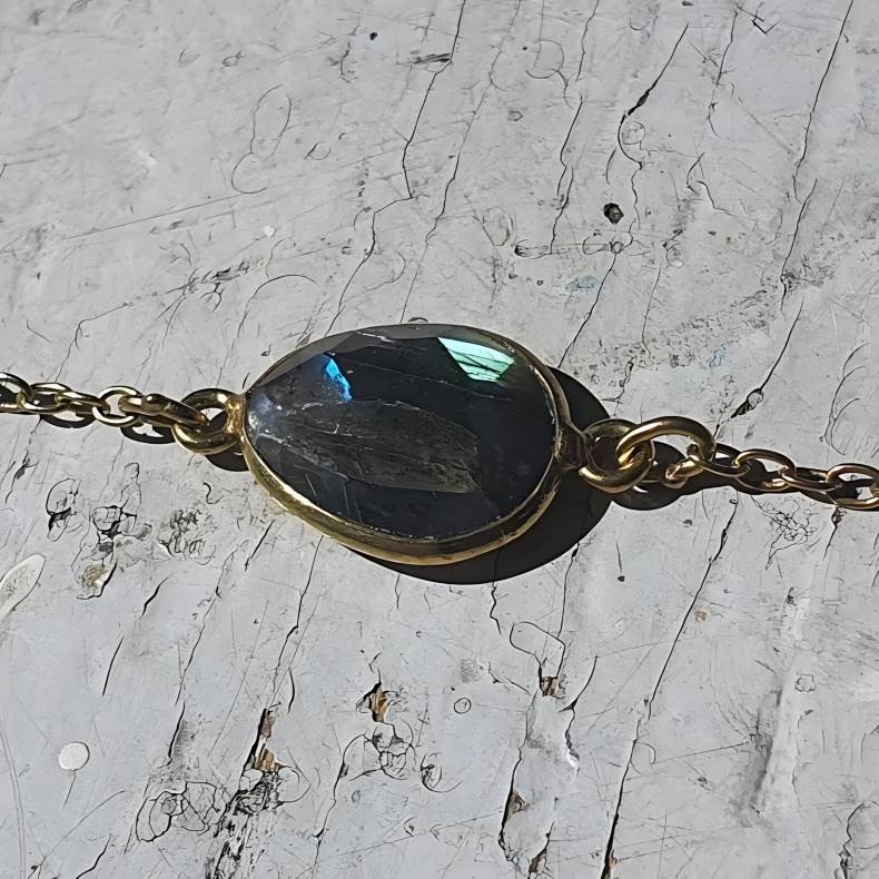 Bl Labadorit armbnd messing