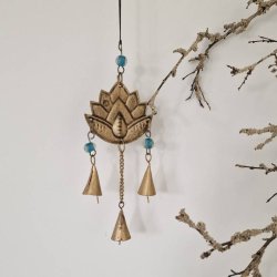 Sknt lille vedhng med lotus og fine klokker turkis