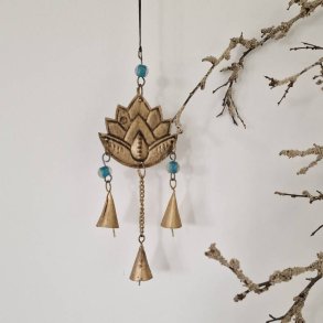 Sknt lille vedhng med lotus og fine klokker turkis