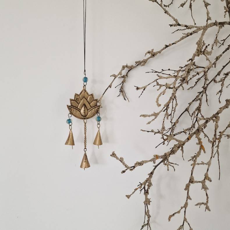 Sknt lille vedhng med lotus og fine klokker turkis