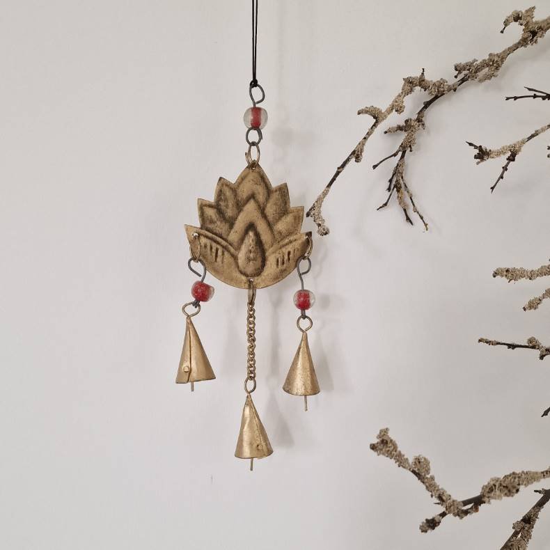 Sknt lille vedhng med lotus og fine klokker rd