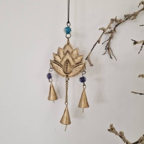 Sknt lille vedhng med lotus og fine klokker bl og turkis