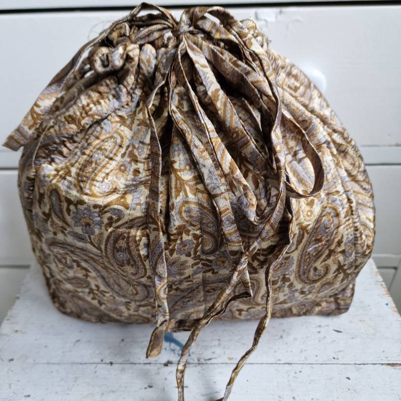 Projekttaske unika silke brun/ gylden sjalsmnster