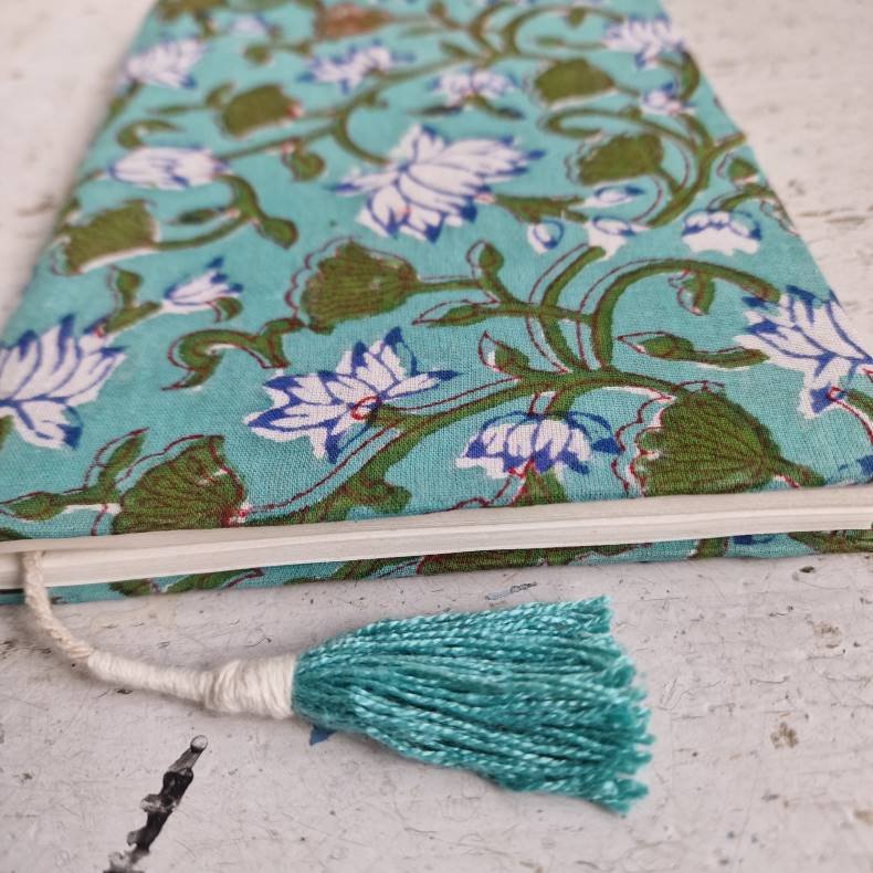 Bloktrykt bog, turkis/hvid