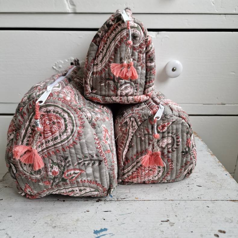 Bloktrykt toilettaske sand/fersken M