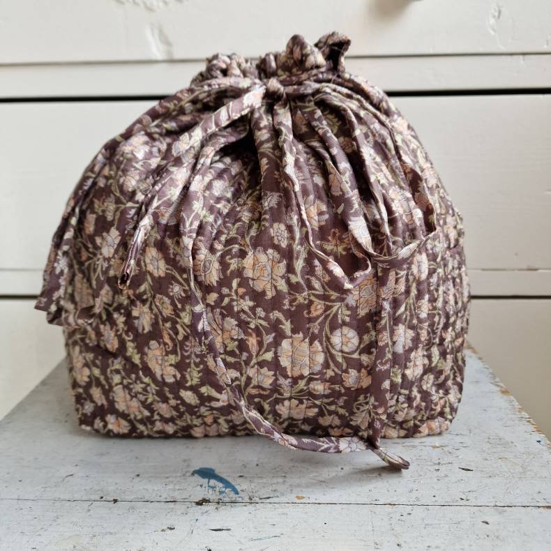 Projekttaske unika silke varm brun med blomster