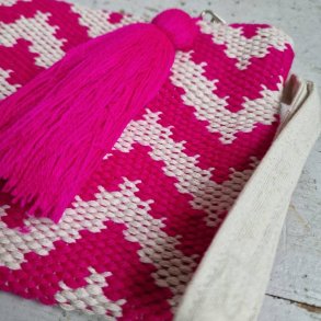Pink siksak clutch
