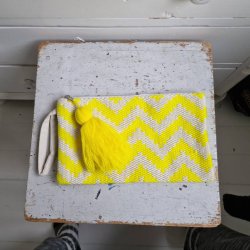 Gul neon siksak clutch