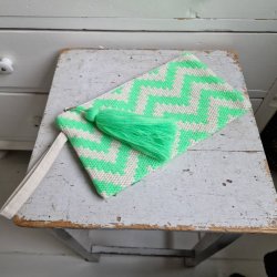 Grn neon siksak clutch