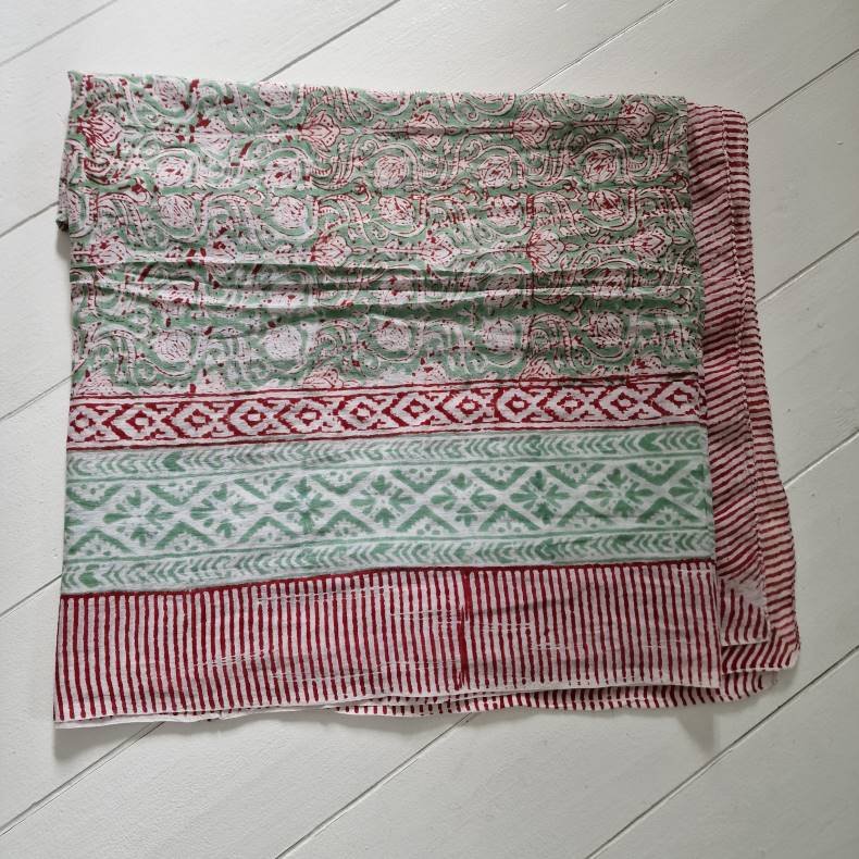 Bloktrykt bomulds trklde grn/rd 118x195