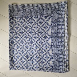 Bloktrykt bomulds trklde blt/hvidt 117x198