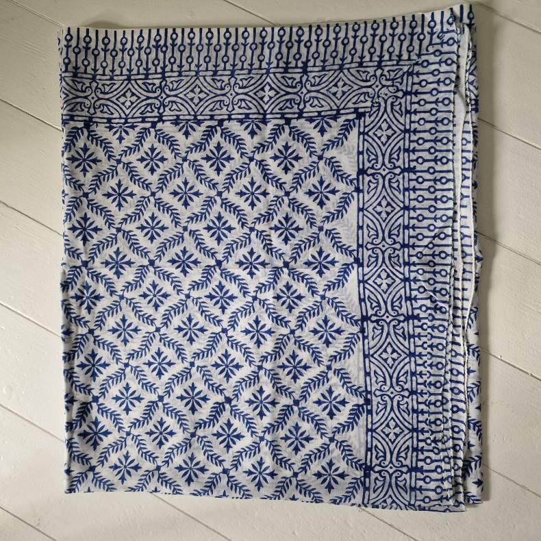 Bloktrykt bomulds trklde blt/hvidt 117x198