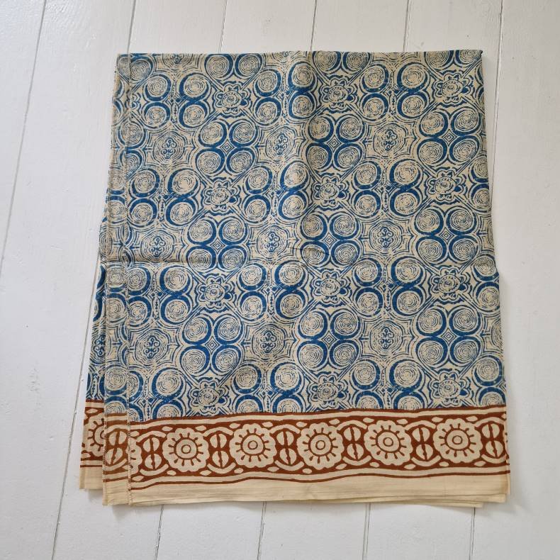 Ubleget bloktrykt trklde blt/carry 112x177 cm