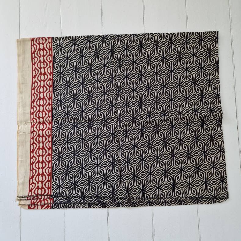 Ubleget bloktrykt trklde sort/rd 110x177 cm