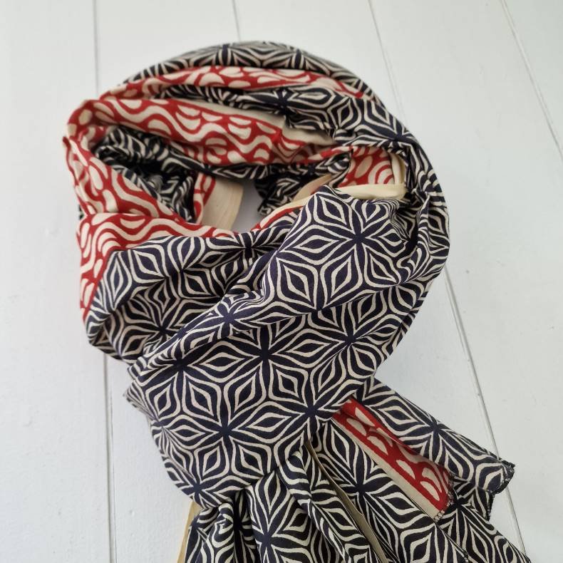 Ubleget bloktrykt trklde sort/rd 110x177 cm