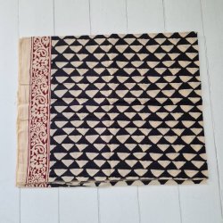 Ubleget bloktrykt trklde sort/trekant/rd 110x177 cm