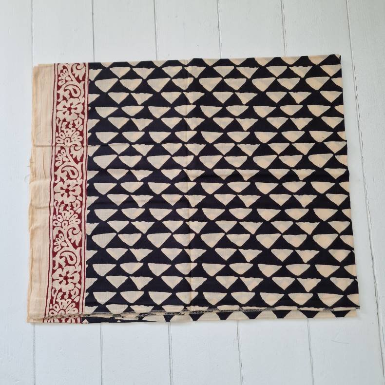 Ubleget bloktrykt trklde sort/trekant/rd 110x177 cm