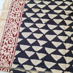 Ubleget bloktrykt trklde sort/trekant/rd 110x177 cm