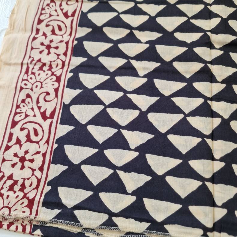 Ubleget bloktrykt trklde sort/trekant/rd 110x177 cm