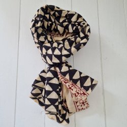 Ubleget bloktrykt trklde sort/trekant/rd 110x177 cm