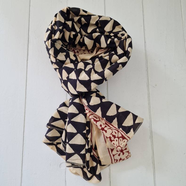 Ubleget bloktrykt trklde sort/trekant/rd 110x177 cm