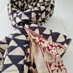 Ubleget bloktrykt trklde sort/trekant/rd 110x177 cm