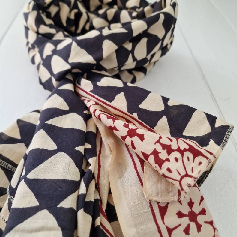 Ubleget bloktrykt trklde sort/trekant/rd 110x177 cm