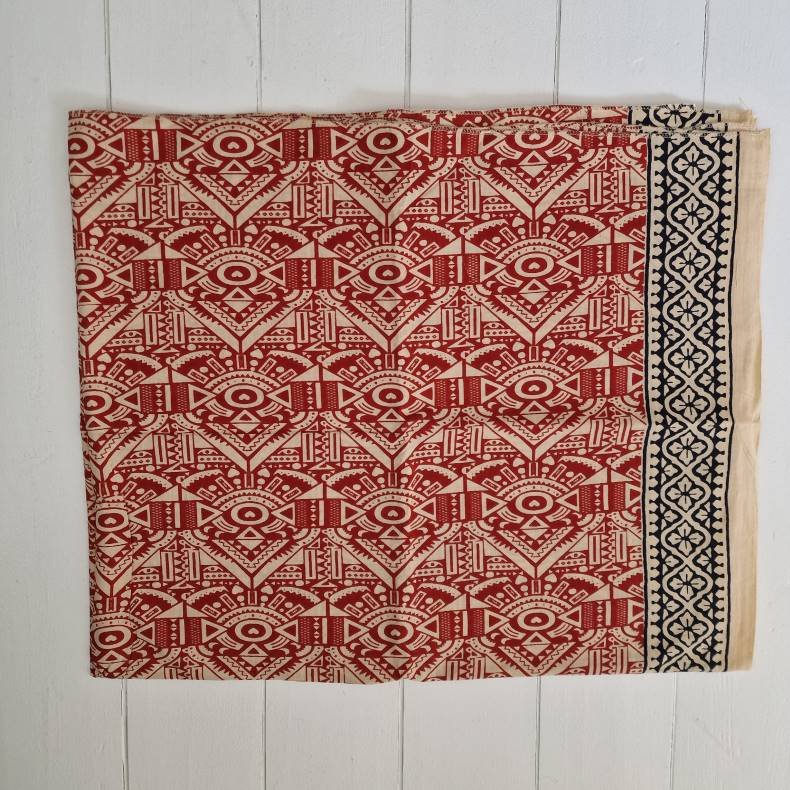 Ubleget bloktrykt trklde rdt/hjerte/sort 110x177 cm