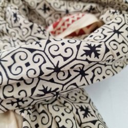 Ubleget bloktrykt trklde rdt/sort 114x180 cm