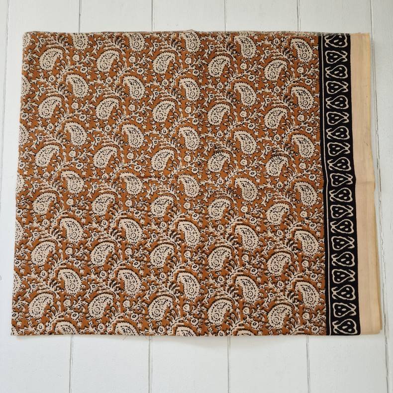 Ubleget bloktrykt trklde sort/carry 114x180 cm