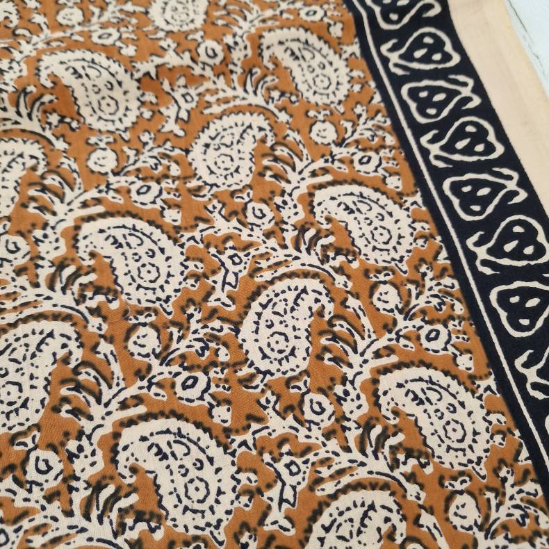 Ubleget bloktrykt trklde sort/carry 114x180 cm