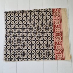 Ubleget bloktrykt trklde sort/rdt 114x180 cm