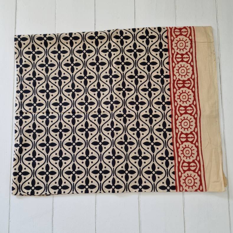 Ubleget bloktrykt trklde sort/rdt 114x180 cm