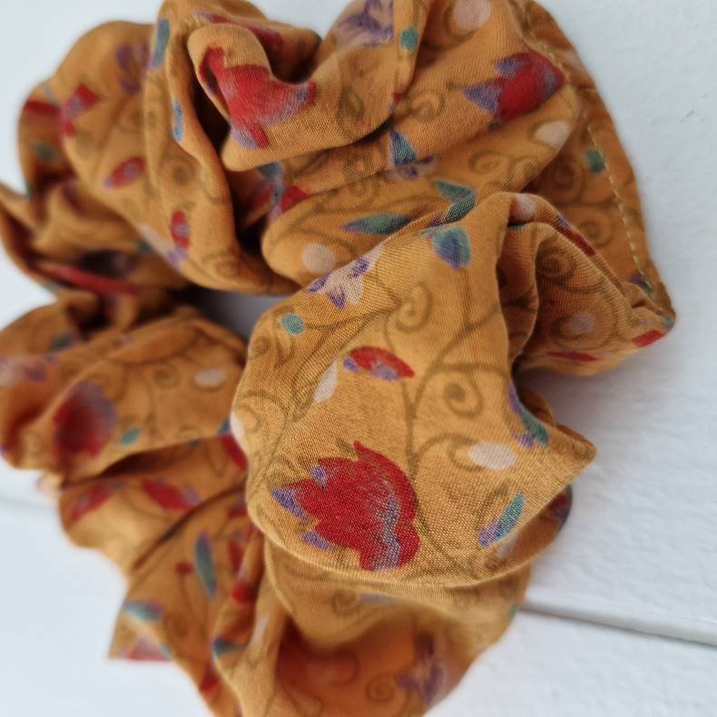 Scrunchies carry/ gul vintage silke Medium