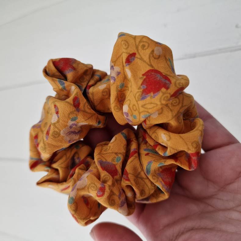 Scrunchies carry/ gul vintage silke Medium