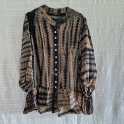 Skjorte med sk�d vintage saree silke r�hvid/sort/bl� l/xl