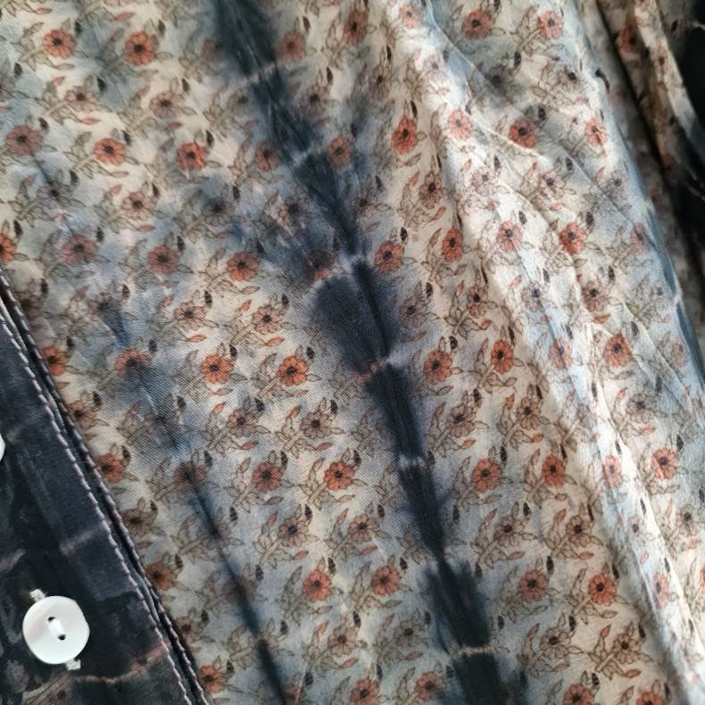 Skjorte med sk�d vintage saree silke r�hvid/sort/bl� l/xl