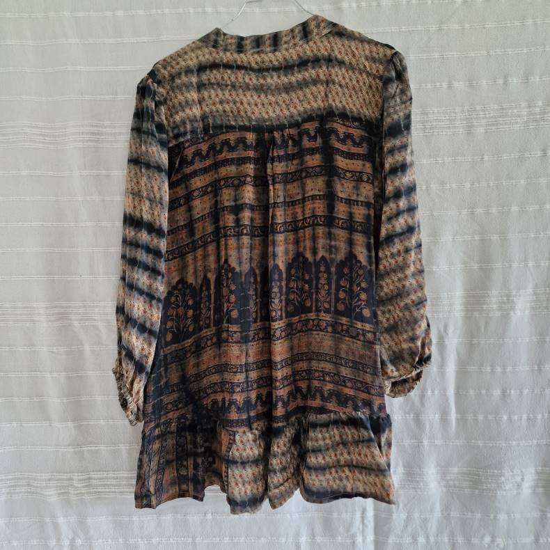 Skjorte med sk�d vintage saree silke r�hvid/sort/bl� l/xl
