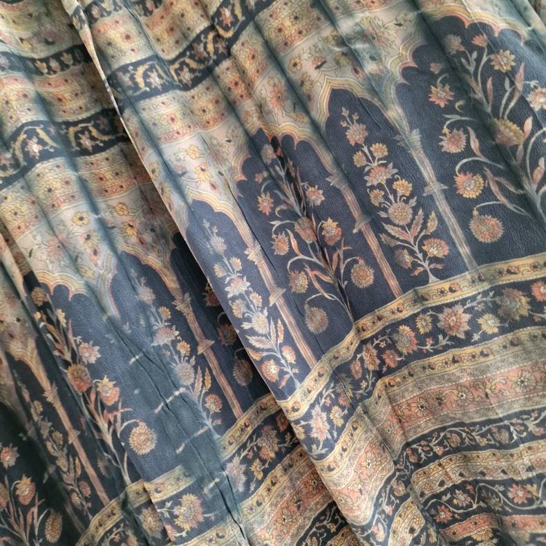 Skjorte med sk�d vintage saree silke r�hvid/sort/bl� l/xl
