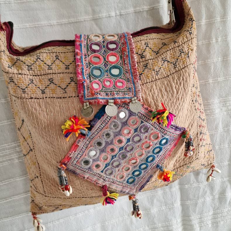Vintage kantha taske med lkker pynt og muslinger
