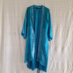 Silke kimono bygebjerg tone i tone kort med blte No.1