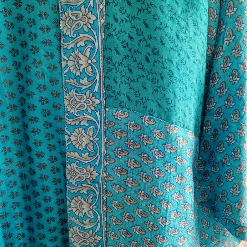 Silke kimono bygebjerg tone i tone kort med blte No.1