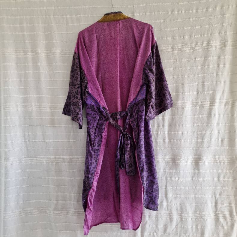 Silke kimono bygebjerg tone i tone kort med blte No.6