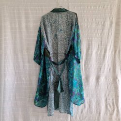 Silke kimono bygebjerg tone i tone kort med blte No.9