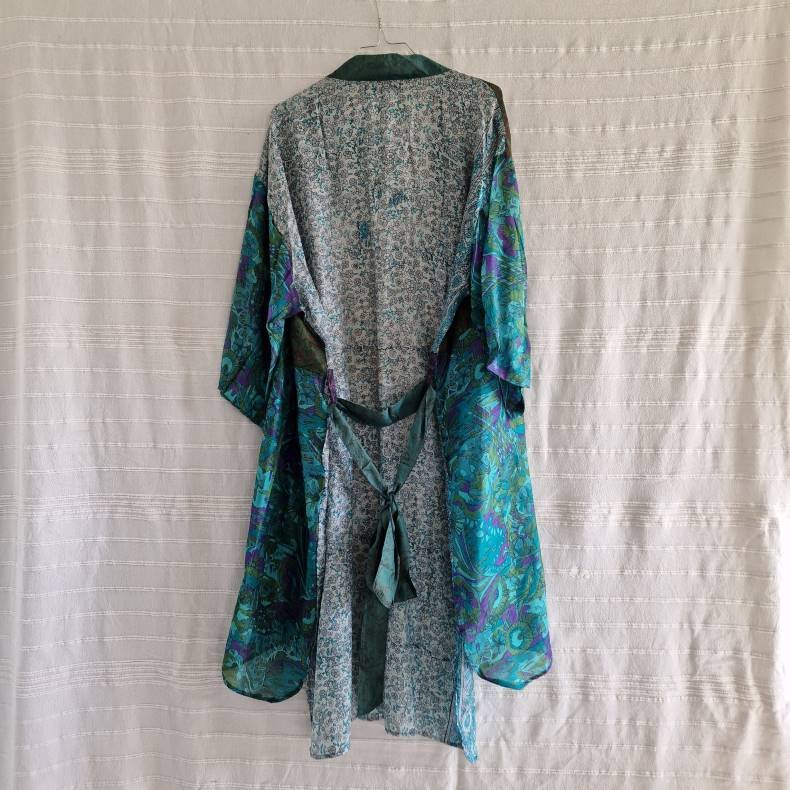 Silke kimono bygebjerg tone i tone kort med blte No.9